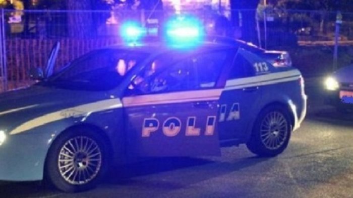 fuggono dalla polizia uno cade ed e arrestato gli altri due se la squagliano