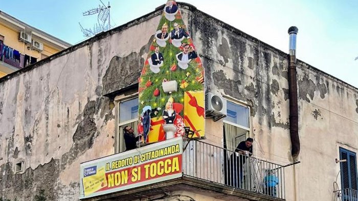 meloni nel water l albero a difesa del reddito e stato rimosso vilipendio