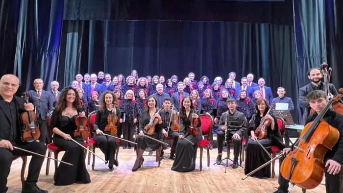 madonna della libera il coro polifonico di melizzano incanta il comunale
