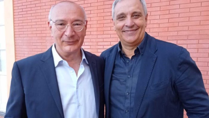 platealmente il libro al teatro karol ospita maurizio de giovanni