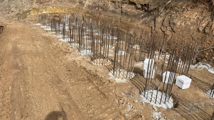 proseguono i lavori in via cinque a cava completato il muro di contenimento