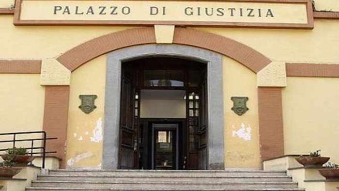 rubava portafogli negli uffici del tribunale di nocera ladro arrestato