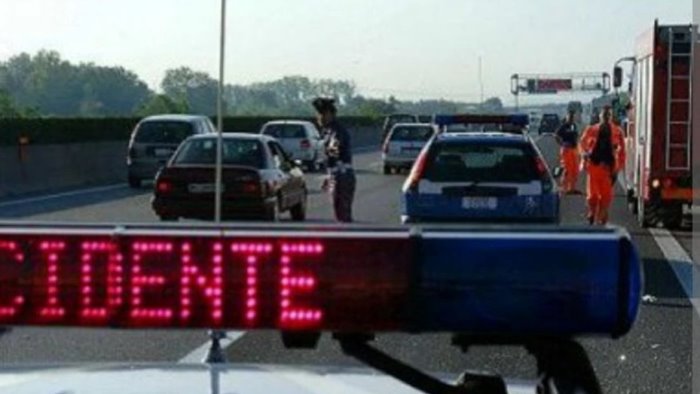 incidente in autostrada auto si ribalta caos e chilometri di coda