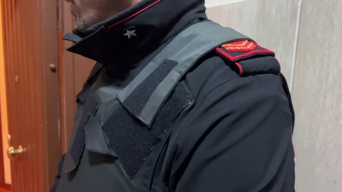 padre violento i figli nascondono i coltelli per difendere la madre