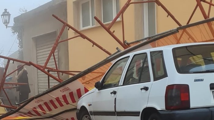 ariano folata di vento crolla recinzione e impalcatura su due auto