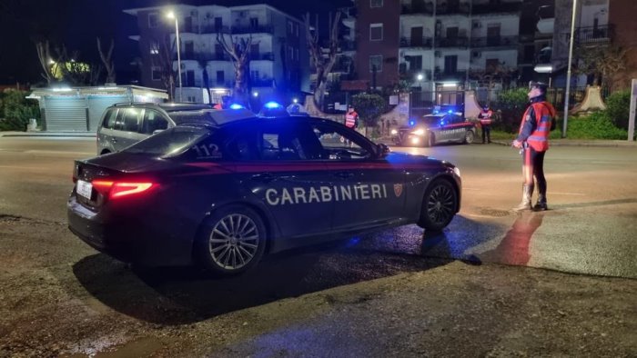 giugliano in campania carabinieri denunciano 18enne con due coltelli in tasca