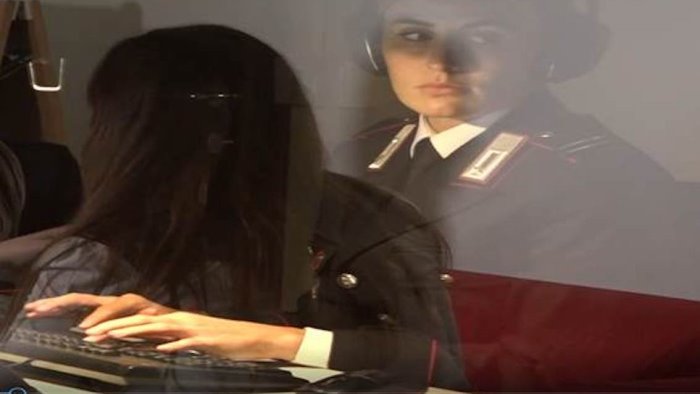 trova l auto in fiamme e denuncia l ex per maltrattamenti