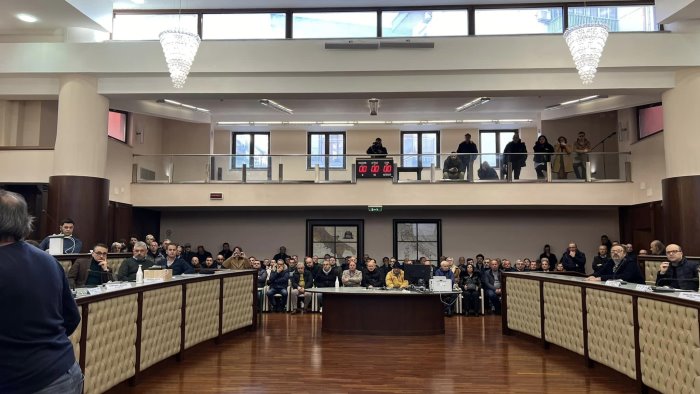 vertenza prysmian operai in consiglio comunale salvate il nostro futuro