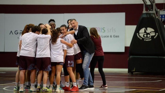 basket sirio salerno incontenibile blitz al palazauli e 6 sulle inseguitrici