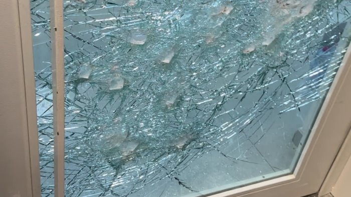 criminalita inarrestabile in campania tentano colpo con spaccata in un negozio