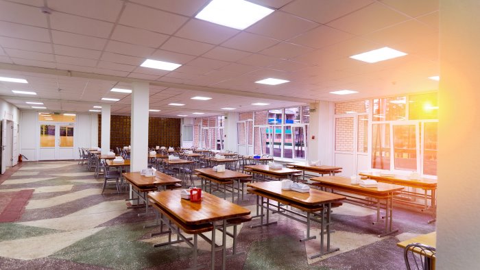 cibo avariato alla mensa blitz dei nas in quattro scuole del casertano