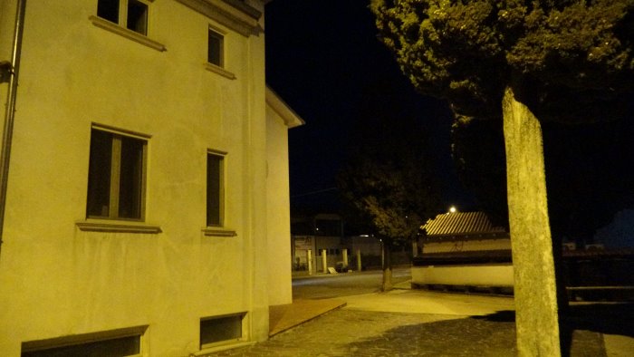 tentano di entrare in un abitazione anziana urla e mette in fuga i ladri