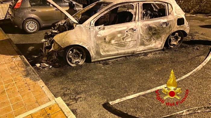 mugnano auto in fiamme in via cupa lenze l intervento dei vigili