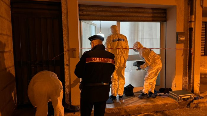 muore anziano in casa rumena non chiama i soccorsi e nasconde il cadavere