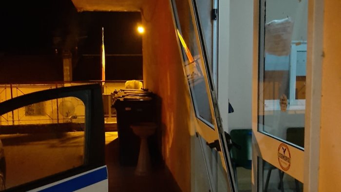 ariano trovata divelta la porta nella sede delle politiche sociali