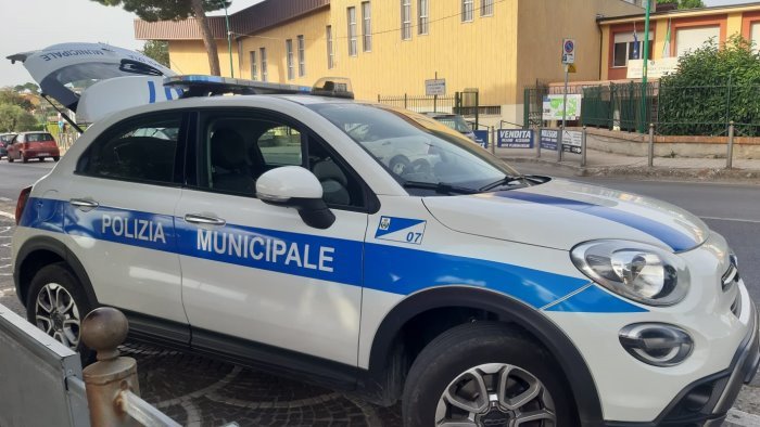 ariano nigeriano con precedenti fermato e identificato dalla polizia municipale