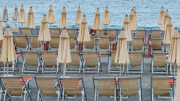 lidi balneari mondragone strappa e proroga fino a dicembre 2025