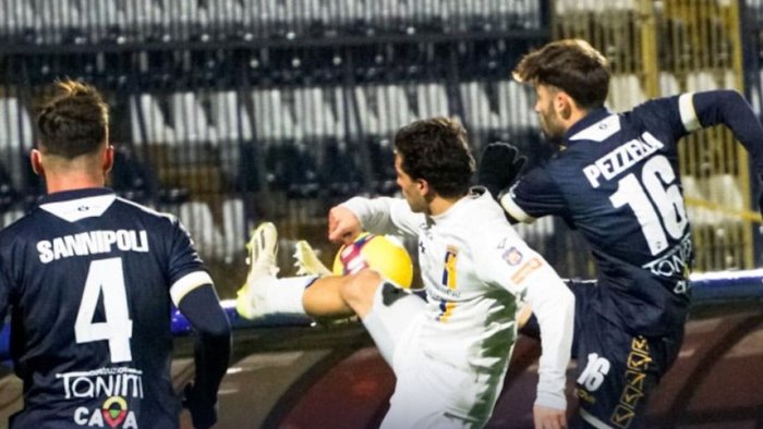 cavese giugliano 1 0 un guizzo di sorrentino fa volare gli aquilotti