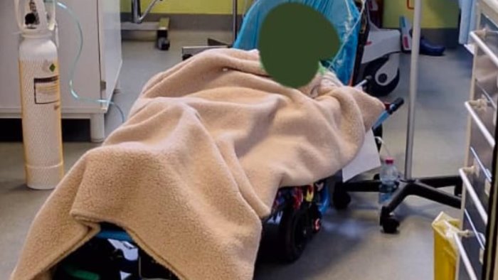 mercato san severino 94enne per giorni in barella de luca intervenga