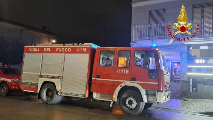 scoppio in un abitazione due anziani ustionati finiscono in ospedale