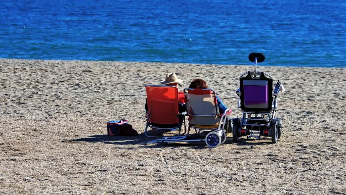 una spiaggia attrezzata per disabili a torre annunziata