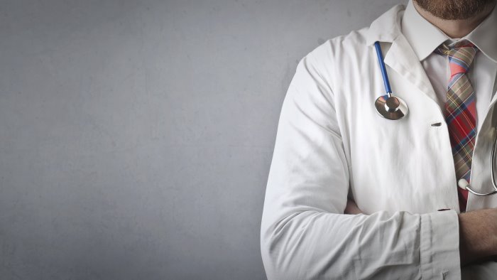 70enne aggredisce medico per un certificato arrestato e trasferito in carcere