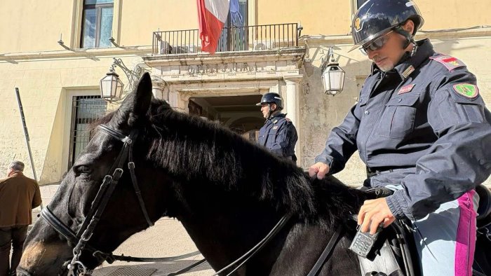 sul tetto per pulire la canna fumaria poliziotto cade nel vuoto e muore