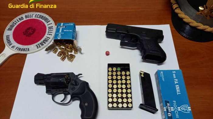 sorpreso con due pistole a salve e decine di munizioni 19enne nei guai