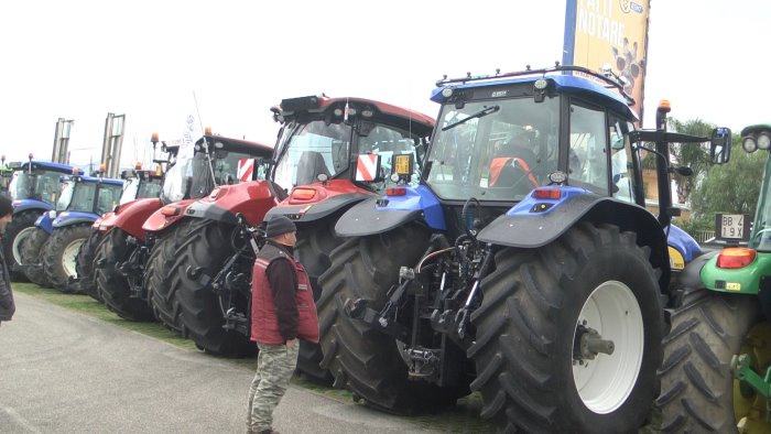 dopo un anno tornano in piazza i trattori l agricoltura e in ginocchio