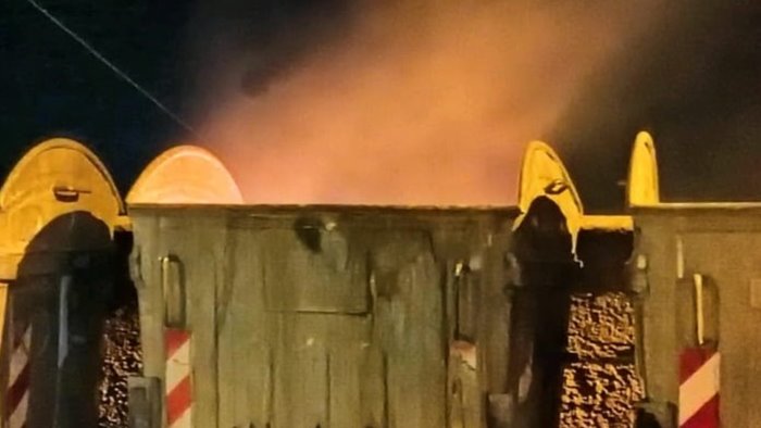 ariano fiamme e fumo da uno dei bidoni dello scempio di fronte al cimitero