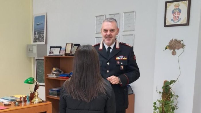 mirabella bambina sbaglia fermata del bus e si perde aiutata dai carabinieri