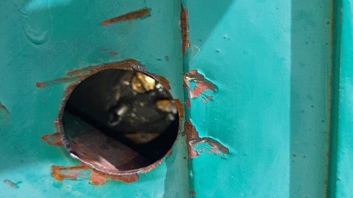 vandali in azione in un deposito della protezione civile