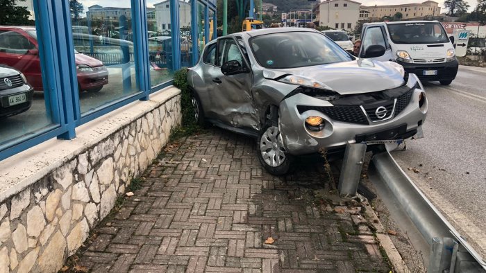 terribile scontro tra auto due feriti in ospedale