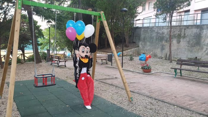 pellezzano topolino inaugura il parco giochi di via de vita