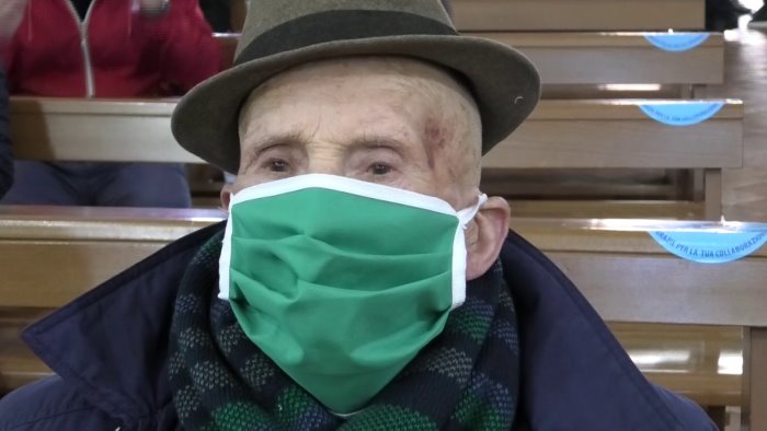 niente strette di mani e abbracci salutiamoci col cuore