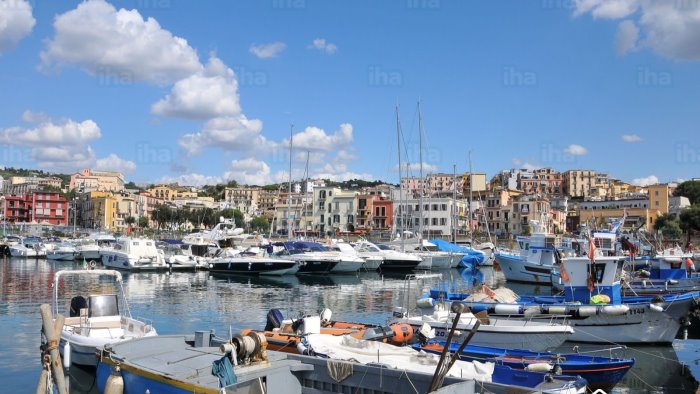 monte di procida contagi raddoppiati il sindaco chiude tutto