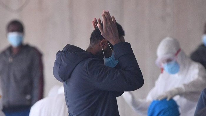covid nel centro di accoglienza migranti tentano la fuga