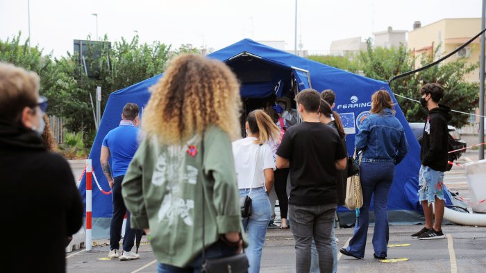 campania e boom di positivi 818 su 11396 tamponi