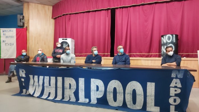 insinna e soumahoro alla whirlpool con gli operai