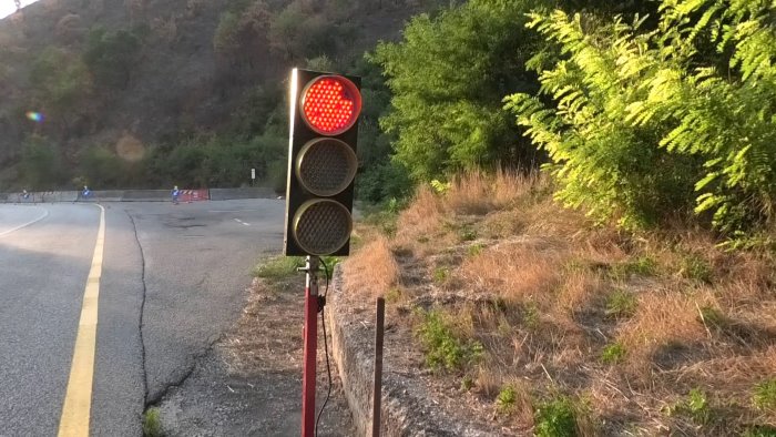 rubano i semafori strage sfiorata sulla statale 90