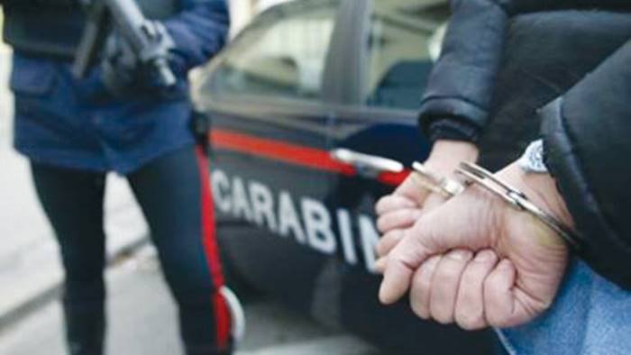 napoli carabinieri arrestano un pusher a scampia