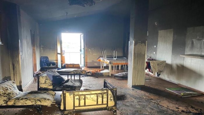 pontecagnano da fuoco a la casa di pippi in manette 18enne