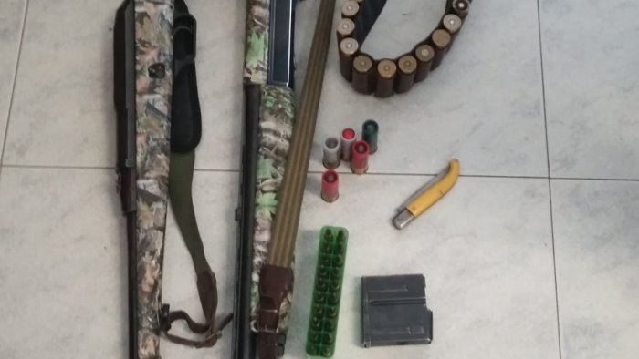 a caccia di cinghiali con fucile modificato denunciato