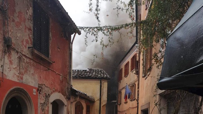 fiamme in un abitazione paura per una persona foto