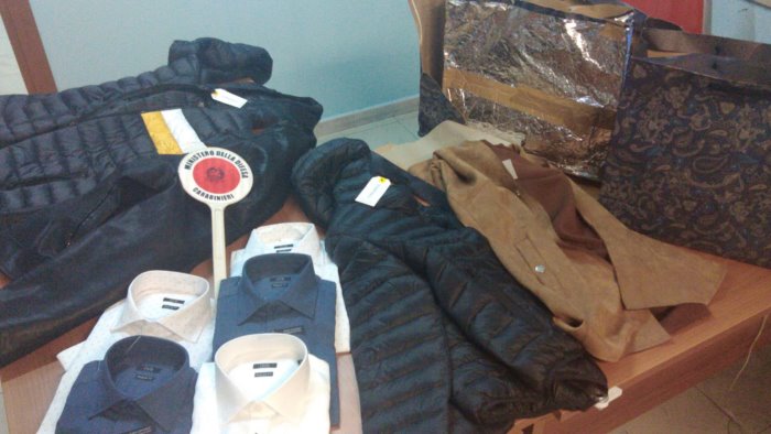 in auto giubbotti e camicie rubati e borsa antitaccheggio