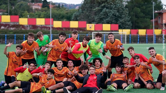 under 17 che battaglia all avellola il benevento vince contro la lazio foto