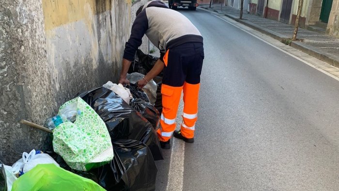 abbandonano rifiuti nel centro di baronissi beccati dalle telecamere