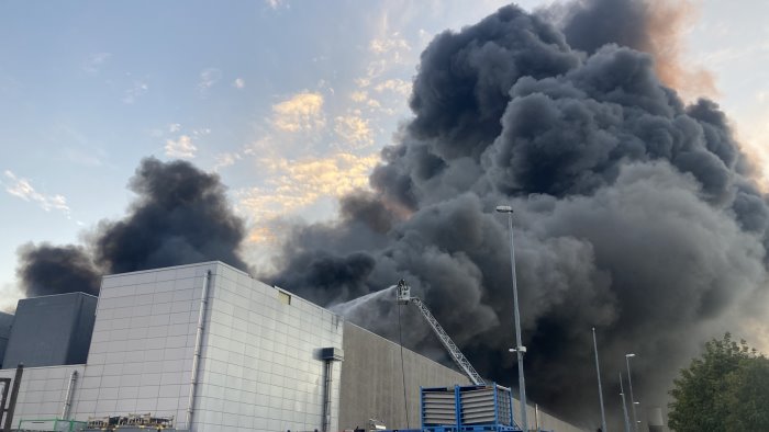 maxi incendio ad airola fiamme nella zona industriale
