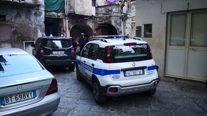 extracomunitari ammassati in condizioni disumane blitz di carabinieri e polizia