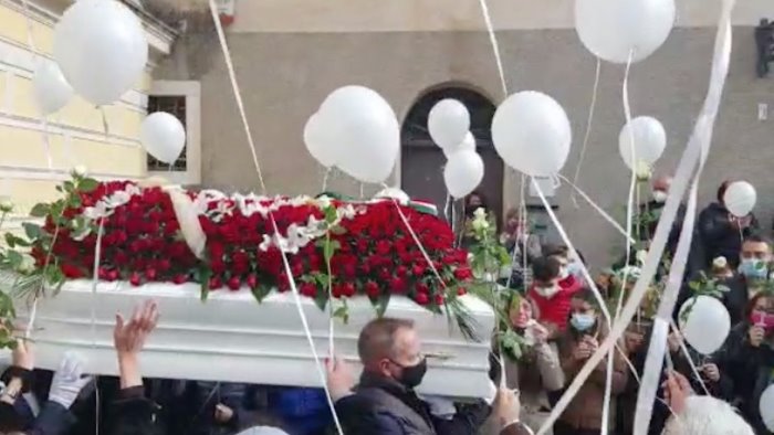 bara bianca e rose rosse oggi l addio a dora lagreca